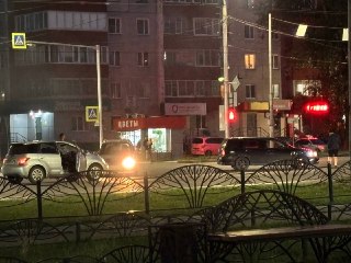 ДТП на перекрестке: столкновение серого и черного автомобиля